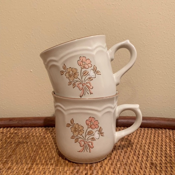 Vintage Other - Set of 2 floral vintage mugs